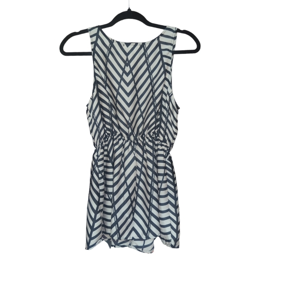 Small cream and black sleeveless top. - Picture 2 of 4